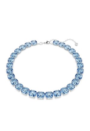 Collar de plata que presenta una fila de piedras preciosas de corte cojín grandes y de color azul claro, espaciadas uniformemente, con cierre de langosta y cadena ajustable.