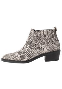 Schwarz-creamfarbene Ankle Boots im Schlangenlederdesign, mit spitzer Zehenform, strukturierten Oberflächen, elastischen Seitenpaneelen und einem Blockabsatz.