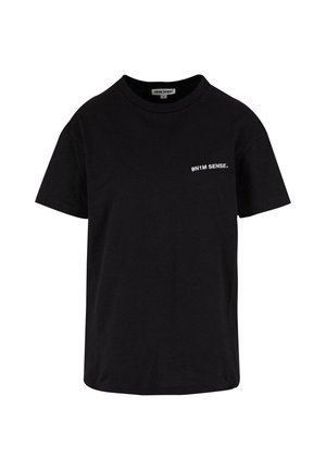 Schwarzes Baumwoll-T-Shirt mit Rundhalsausschnitt, kurzen Ärmeln und einem dezenten weißen Logo "9N1M SENSE" auf der linken Brustseite.