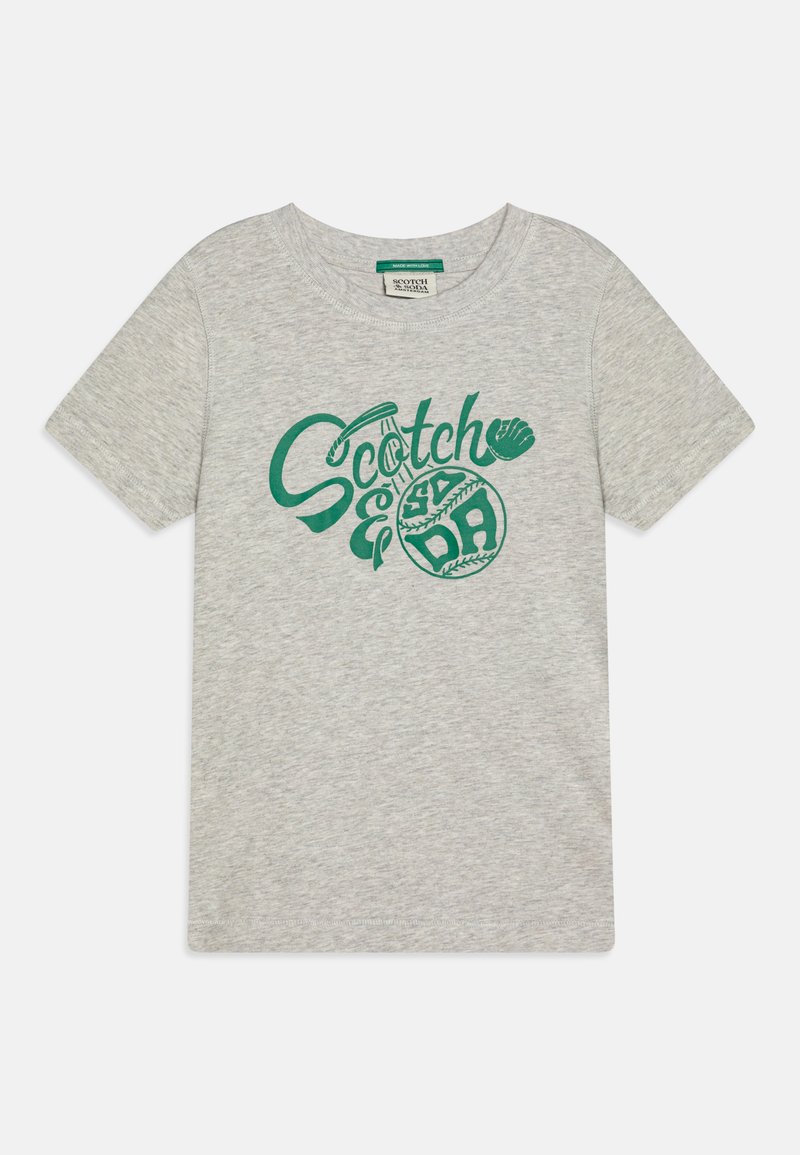 Grijze katoenen t-shirt met een groene grafische print met tekst en honkbalmotieven. Ronde halslijn en korte mouwen. Standaard pasvorm.