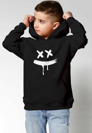 Schwarzer Hoodie aus Baumwollmischung mit einer Vorderasche, versehen mit einem weißen Grafikdesign von zwei Xs und einem Lächeln mit Tropfen.