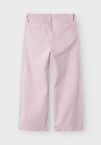 Pantalones de pierna ancha en rosa claro que presentan una textura suave, dos bolsillos traseros y un diseño de talle medio.
