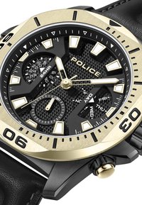 Orologio Police nero e oro con quadrante texturizzato, grandi indicatori delle ore e sotto-quadranti per giorno, data e ora in formato 24 ore. Cinturino in pelle nera.