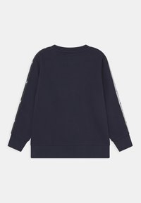 Mörkblå sweatshirt med långa ärmar, rund halsringning och ribbade muddar. Sidopaneler med en kontrasterande design i ljusgrått. Slät yta.