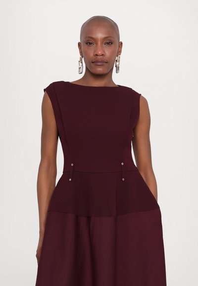 Stine Goya SLEEVELESS BOAT NECK MIDI DRESS - Cocktailkjole - aubergine