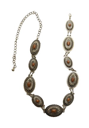 Collana in argento con medaglioni ovali caratterizzati da motivi a raggiera e accenti in pietra marrone. Il design a catena consente una lunghezza regolabile.