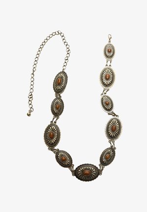 Collana in argento con medaglioni ovali caratterizzati da motivi a raggiera e accenti in pietra marrone. Il design a catena consente una lunghezza regolabile.