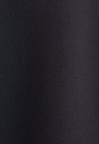 Tessuto nero con una superficie texture, caratterizzata da sottili linee diagonali. Il materiale appare liscio e leggero, adatto per vari capi d'abbigliamento.