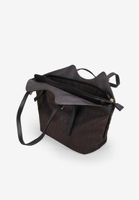 Bolsa de tela marrón con un patrón texturizado y asas de cuero negro. Cuenta con un cierre de cremallera y un interior espacioso.
