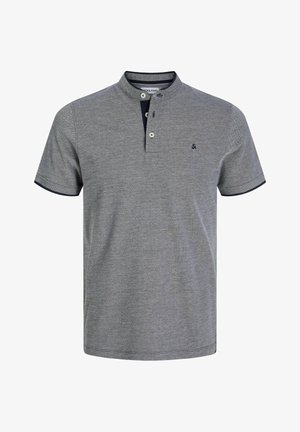 Polo gris à manches courtes en tissu texturé, avec un col montant, une patte de boutonnage à trois boutons et des accents bleu marine sur les manches et le col.