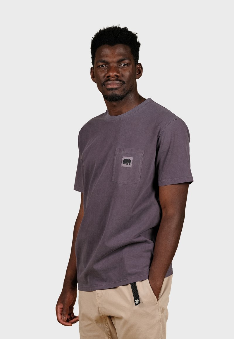 Tričko s krátkym rukávom v fialovej farbe z bavlny má náprsné vrecko s logom slona. Jednoduchý dizajn s voľným strihom a príjemnou textúrou.