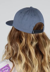 Casquette de baseball grise avec une visière courbée, fabriquée en coton, dotée d'une fermeture snapback et de détails de couture contrastants.