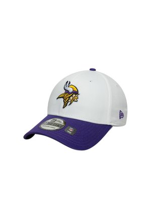 Gorra blanca con visera morada, que presenta un logo de vikingo bordado en la parte delantera. Hecha de tela con un diseño estructurado y ajuste ajustable.