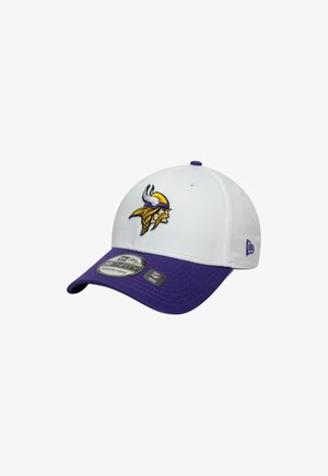 Gorra blanca con visera morada, que presenta un logo de vikingo bordado en la parte delantera. Hecha de tela con un diseño estructurado y ajuste ajustable.