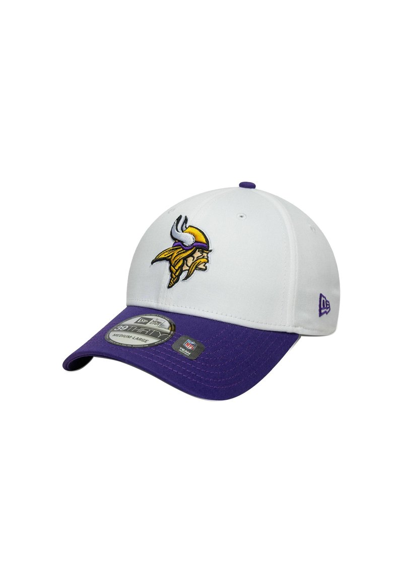 Gorra blanca con visera morada, que presenta un logo de vikingo bordado en la parte delantera. Hecha de tela con un diseño estructurado y ajuste ajustable.
