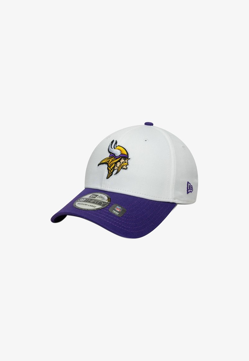 Gorra blanca con visera morada, que presenta un logo de vikingo bordado en la parte delantera. Hecha de tela con un diseño estructurado y ajuste ajustable.