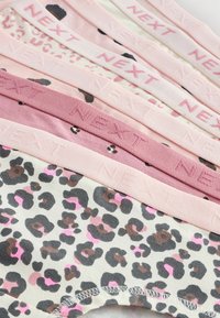Set di biancheria intima in cotone con stampa leopardata rosa e crema, rifinita con bande in satin a contrasto impresse con "NEXT."
