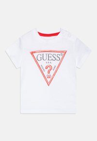 Weißes T-Shirt mit kurzen Ärmeln, ausgestattet mit einem roten und grauen dreieckigen Logo, das "GUESS" und ein Fragezeichen zeigt, aus weichem Baumwollstoff gefertigt.