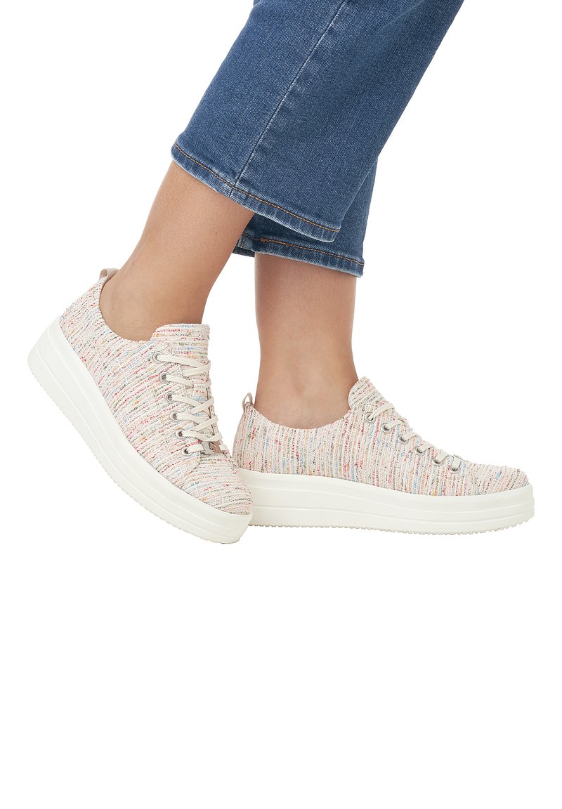 Baskets en tricot avec une texture multicolore, semelle plateforme blanche et accents en œillets argentés. Design lacé avec une pointe arrondie.