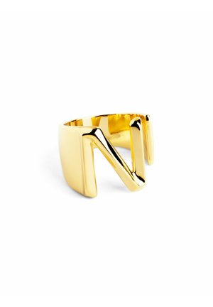 Gouden metalen ring met een eigentijds ontwerp in de vorm van een gestileerde "N". Gladde afwerking met gepolijste accenten en een brede band.