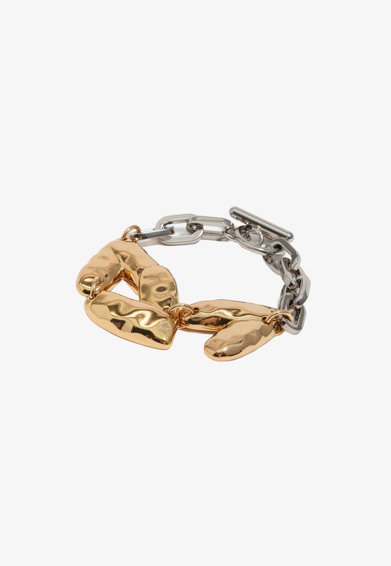 Bracciale con maglie metalliche in oro e argento. Le maglie dorate hanno una texture martellata, mentre quelle argentate sono lisce con una finitura lucida.