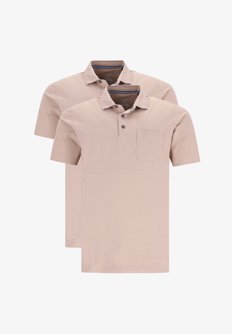 Zwei hellbeige Poloshirts aus Baumwollmischung, mit einer Drei-Knopf-Leiste, kurzen Ärmeln und einer Brusttasche auf der linken Seite.