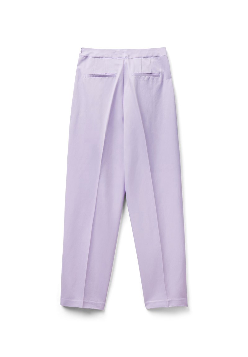Pantaloni lilla a gamba dritta, con due tasche posteriori, una texture liscia e pieghe frontali per un tocco in più.