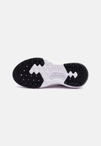 Sole di scarpa da ginnastica bianca con un motivo in gomma nera testurizzata. Presenta elementi di trazione esagonali e circolari. Design leggero e flessibile.