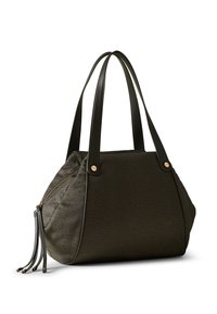 Sac cabas texturé foncé avec doubles sangles d'épaule, fermeture éclair dorée et pompons en cuir sur fond blanc.