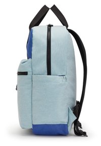 Zaino azzurro chiaro con una superficie liscia, cerniere nere e fondo blu scuro. Presenta una tasca laterale per un facile accesso e spallacci regolabili.