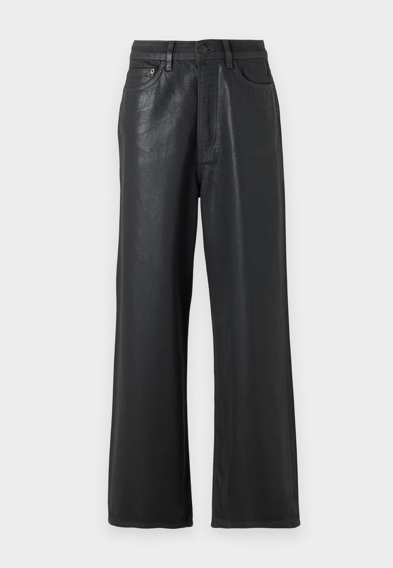 Pantaloni neri a gamba larga realizzati con un materiale lucido. Dotati di chiusura con bottone, passanti per cintura e tasche frontali con una texture liscia.