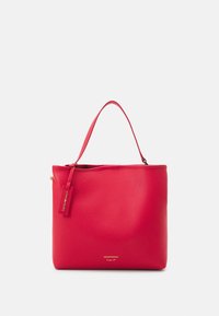 Czerwona skórzana torba na ramię o gładkiej fakturze, z jedną rączką u góry, zapięciem na zamek oraz metką z logo. Charakteryzuje się minimalistycznym designem.