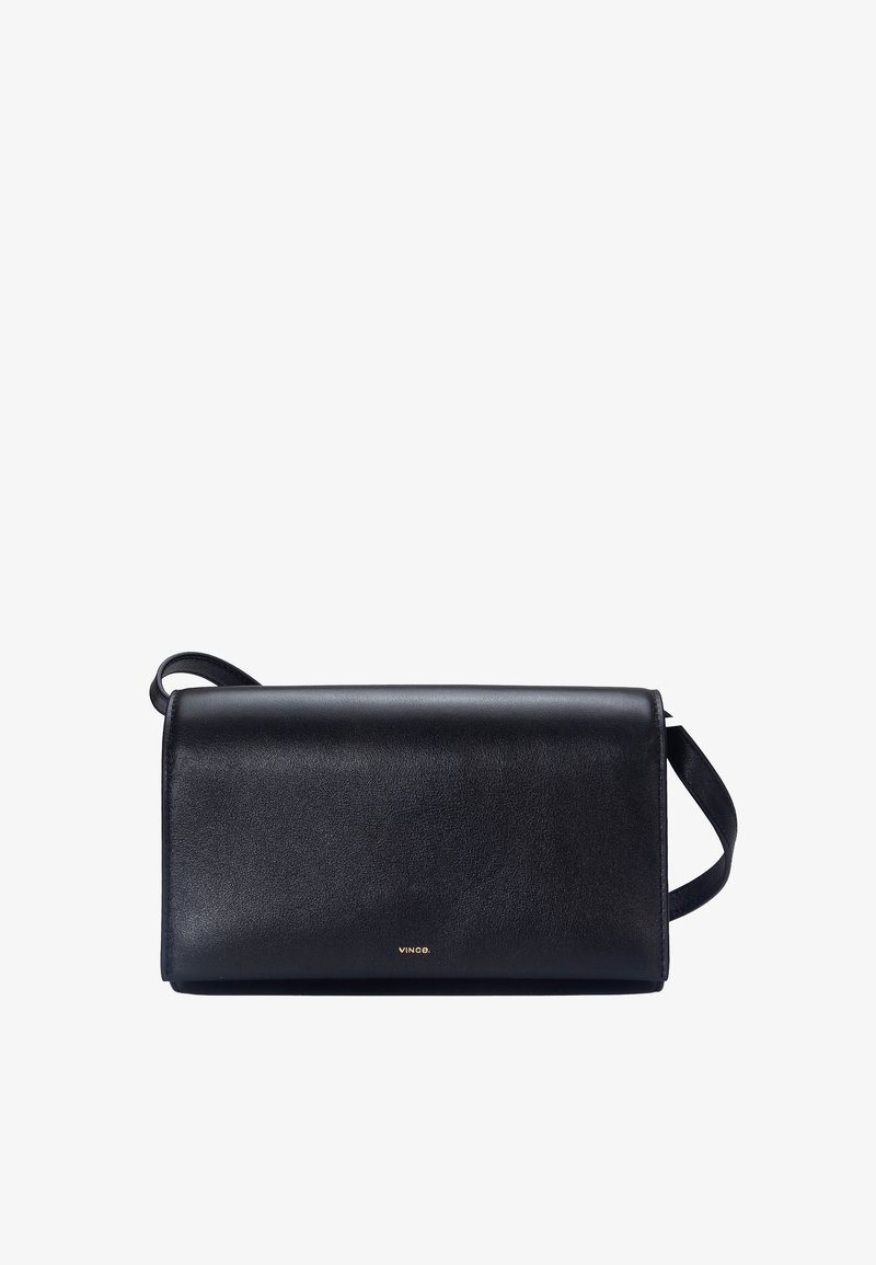 Sac bandoulière en cuir noir avec fermeture à rabat et petit logo doré "Vince" centré près du bas à l'avant.