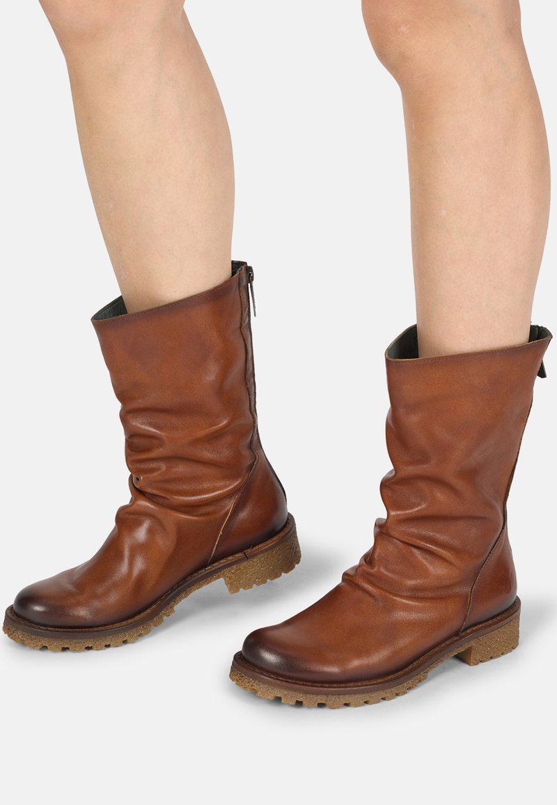 Braune Leder-Ankle-Boots mit einem lässigen Design, seitlichem Reißverschluss und strukturiertem Gummisohle. Mit einer abgerundeten Zehenform und weichem Finish.