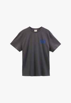 Szara bawełniana koszulka z krótkim rękawem, okrągłym dekoltem i niebieskim nadrukiem graficznym po lewej stronie klatki piersiowej. Gładka struktura, luźny krój.