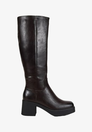 Stivali alti in pelle marrone con tacco largo nero e punta arrotondata, caratterizzati da una texture liscia e minimalismo nei dettagli.