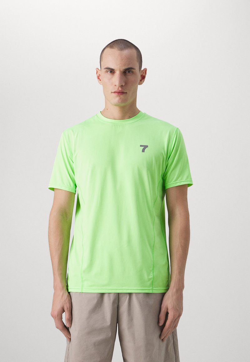 Neon grøn trænings t-shirt lavet af letvægtsstof, med korte ærmer og et lille gråt logo på venstre brystområde.