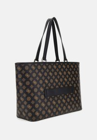 Sac fourre-tout noir avec motif doré en relief, fond plat, double poignées et une sangle d'accents noire amovible. Texture lisse, design structuré.