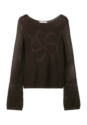 Jersey marrón de manga larga de ganchillo con un escote ancho y un gran estampado de flor tejido en el centro delantero.