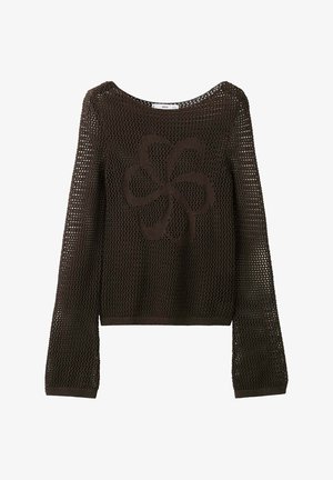 Jersey marrón de manga larga de ganchillo con un escote ancho y un gran estampado de flor tejido en el centro delantero.