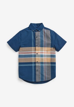 Kortærmet skjorte med knapper, der har et ternet mønster i blå, grå, beige og orange over brystet samt en knappet krave.