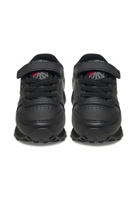 Juodi sportiniai batai su lygiu odiniu paviršiumi, raišteliais ir Velcro dirželiu. Turi perforuotus akcentus ir raštuotą gumos pado dizainą.