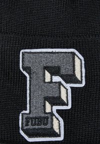 Crna pletena zimska kapa s velikim, sivim izvezenim logom "F" u bijelom obrubu, s natpisom "FUBU" ispod u kontrastnoj šavon.