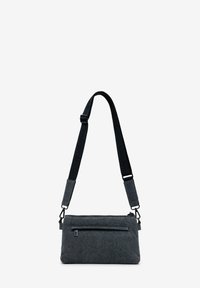 Graue Stoff-Umhängetasche mit einem Reißverschluss-Hauptfach, einer vorderen Reißverschlusstasche und verstellbarem schwarzem Träger. Glatte Textur und minimalistisches Design.