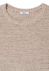 Pull beige et marron clair en tricot avec un col rond côtelé et une petite étiquette blanche portant l'inscription CECIL cousue à l'intérieur du col.