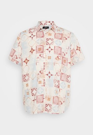 Camisa de botão de manga curta em tecido leve com um design em patchwork, apresentando padrões geométricos em vermelho, azul e creme.