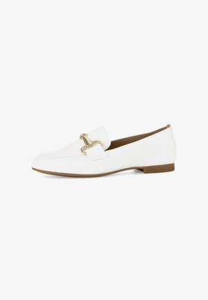 Witte leren loafers met een gestructureerd oppervlak, voorzien van een gouden kettingaccent aan de voorkant. Lage rubberen hak. Klassiek, strak ontwerp.