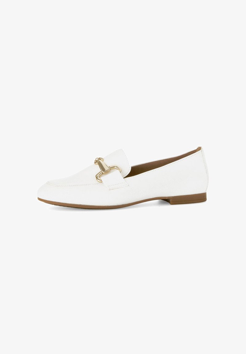 Mocassins en cuir blanc avec une surface texturée, présentant un accent de chaîne dorée à l'avant. Talon bas en caoutchouc. Design classique et épuré.
