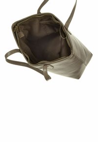 Grand sac cabas marron avec une texture extérieure, fermeture éclair et deux longues anses. L'intérieur est doublé d'un tissu lisse et foncé.