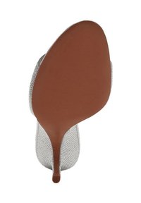 Scarpa con tacco alto argento con tomaia strutturata e suola marrone liscia. Presenta un sottile tacco a stiletto e un design curvo sul retro.